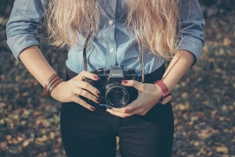 photographe-GASSIN-min_hand-person-girl-woman-camera-photography-614-pxhere.com